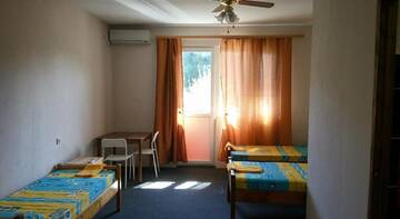 Фото номера Трехместный номер с балконом Гостевой дом Guesthouse Bagyra г. Вардане 5