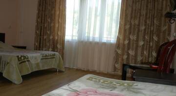 Фото номера Трехместный номер с балконом Гостиница Guest House U Yarika г. Вардане 8