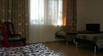 Фото номера Трехместный номер с балконом Гостиница Guest House U Yarika г. Вардане 7