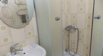 Фото номера Семейный люкс с балконом Гостиница Oasis Guest House г. Вардане 3