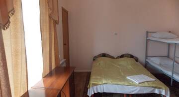 Фото номера Семейный люкс с балконом Гостиница Oasis Guest House г. Вардане 6